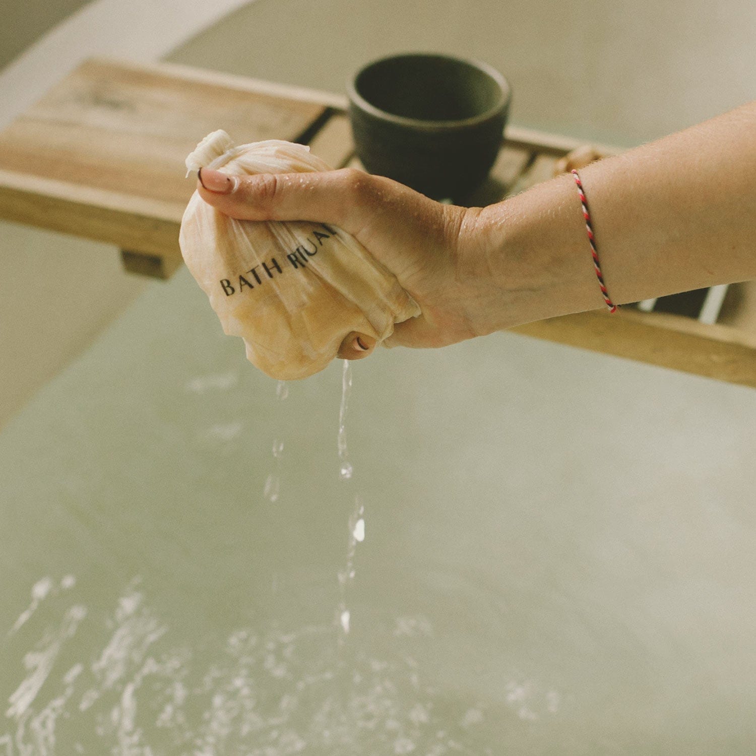 Hand squeezing bath ritual bag