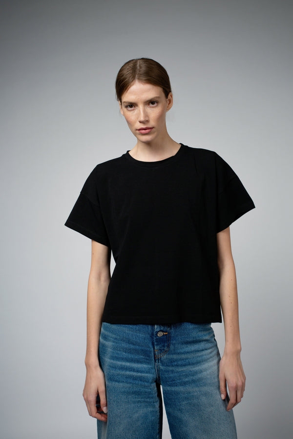 Santicler Bevin Organic Cotton Boyfriend T-Shirt in Black – model wearing relaxed boyfriend-fit tee with blue wide-leg jeans, full front view, Japandi capsule wardrobe essential