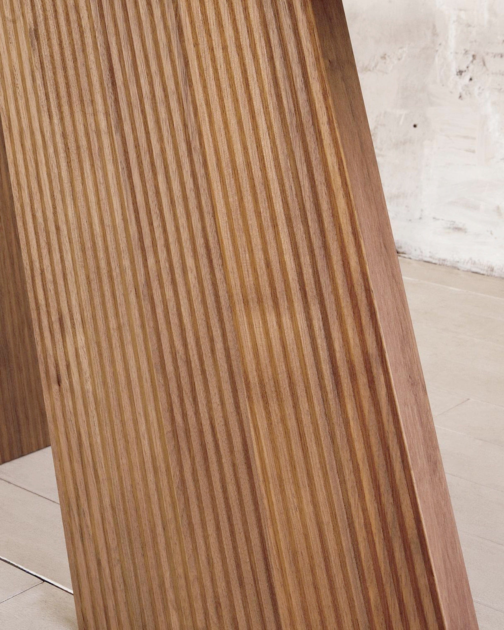 HAKAMA Table detail view – Japanese wood craftsmanship in walnut