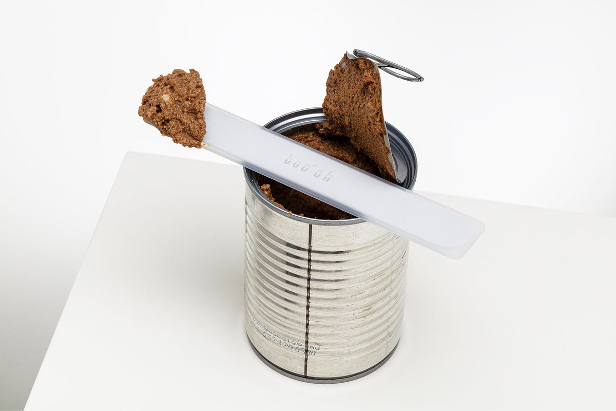 White Mogo Spatula balanced across an open pet-food can with portions of wet food resting on the utensil.