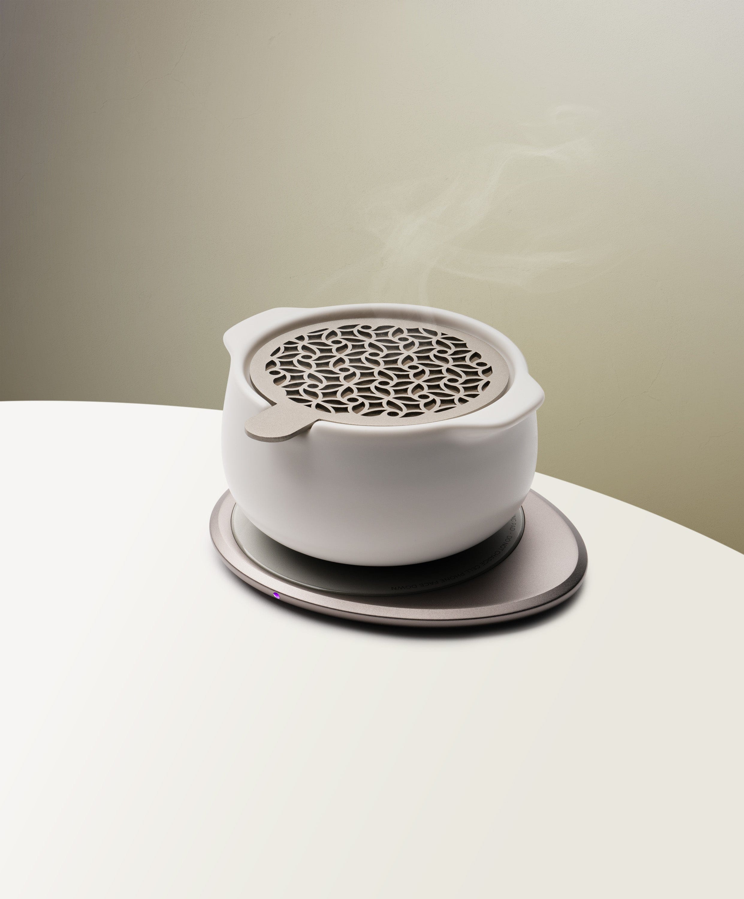 OHOM Jun diffuser in white ceramic with electromagnetic warming base