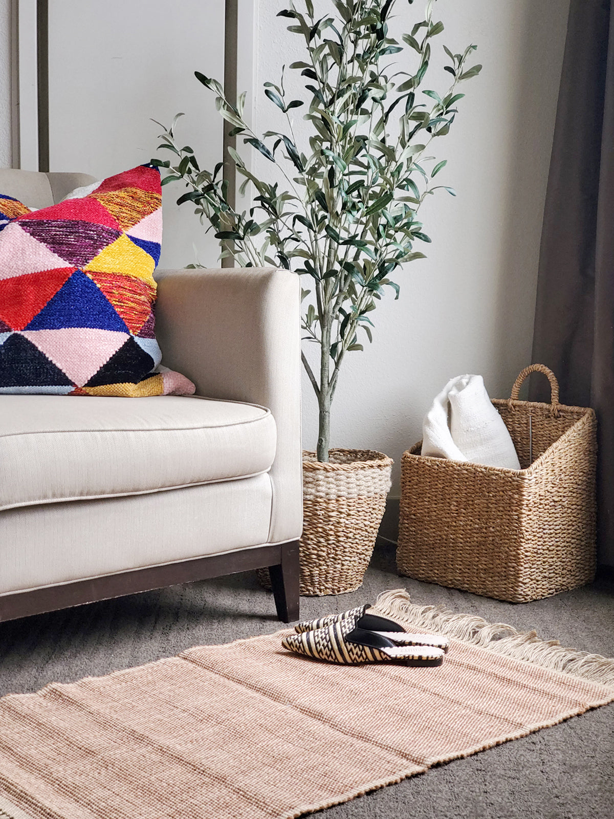 Korissa Goldilocks Rug, natural, styled in living room with sofa and pillow