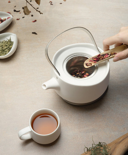 Leiph Self-heating Teapot Bundle Set in use