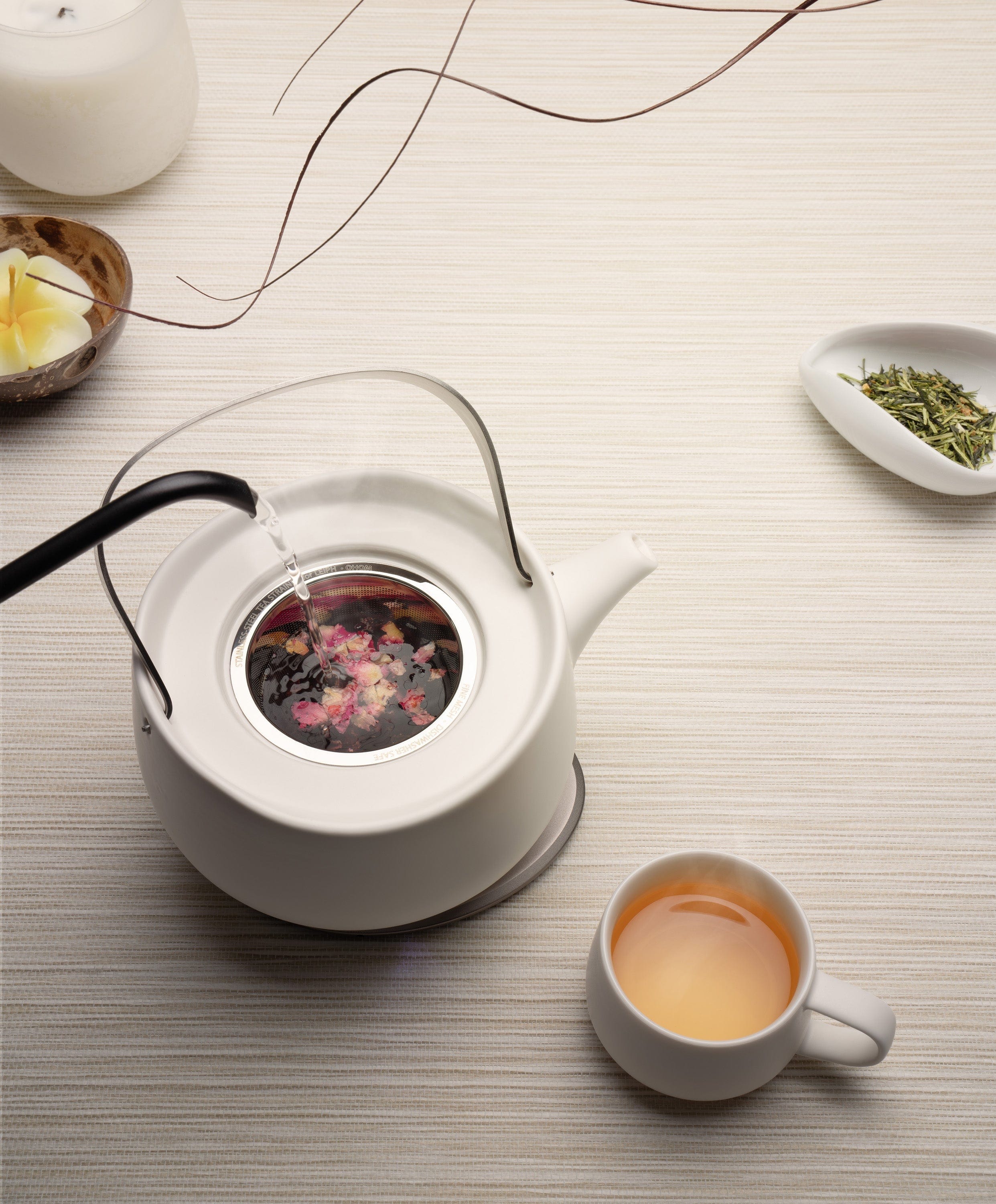 Leiph Self-heating Teapot Bundle Set in use pouring water