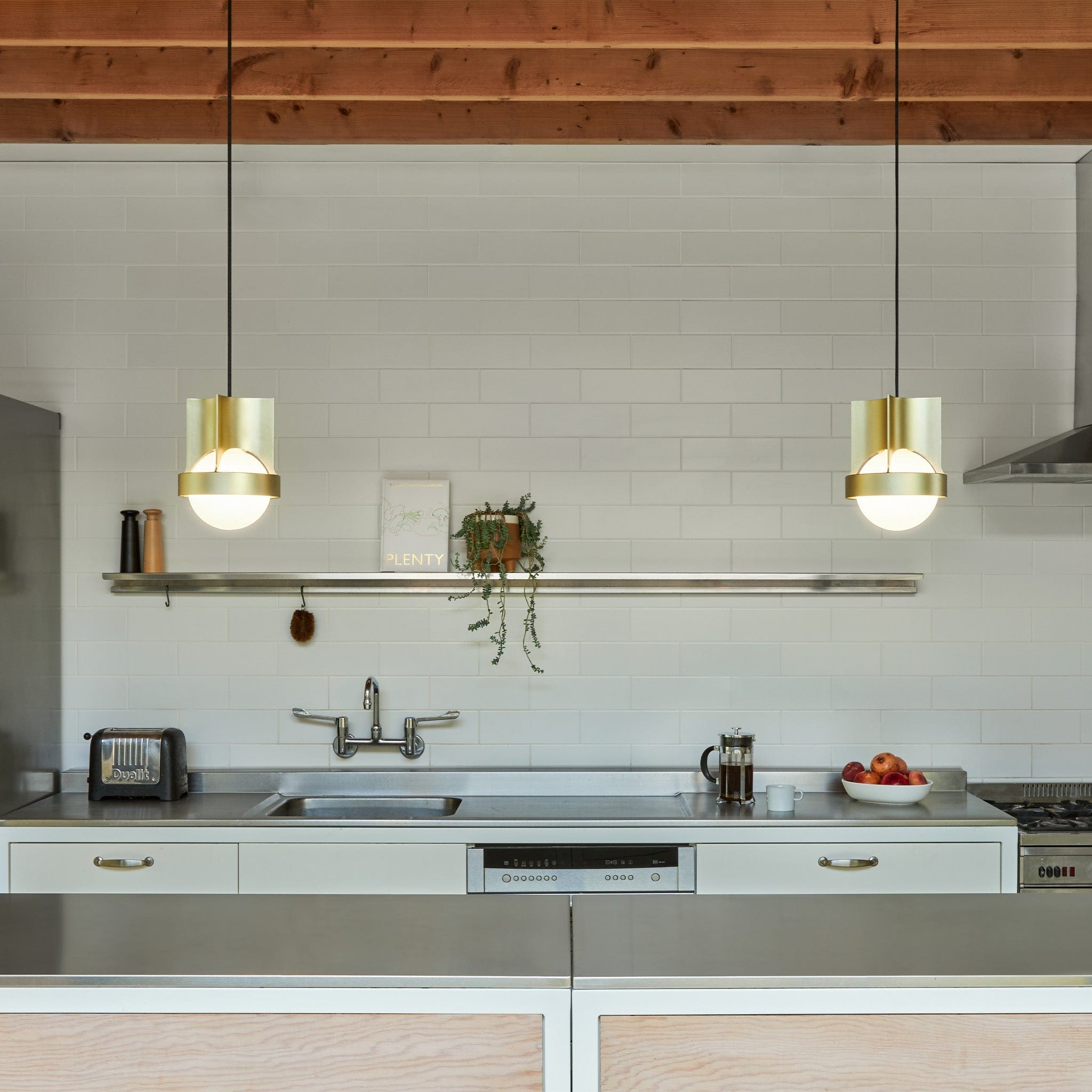 Loop Single Pendant in Gold + Sphere IV